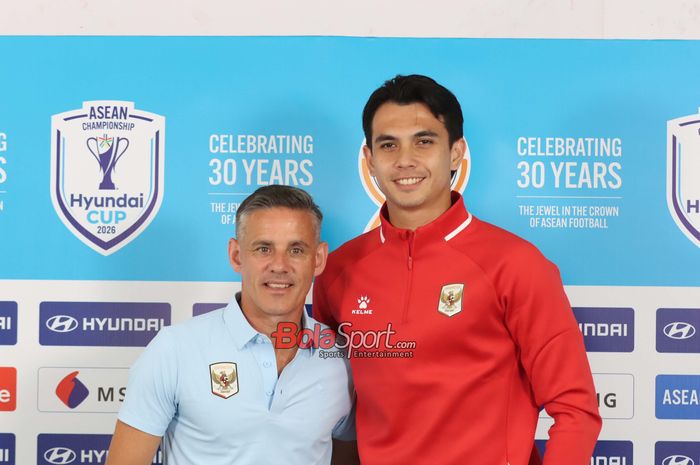 Penjaga gawang Timnas Indonesia Nadio Arguinata (kanan) mengungkap misi tim Garuda asuhan John Herdman (kiri) di Kejuaraan AFC 2026.