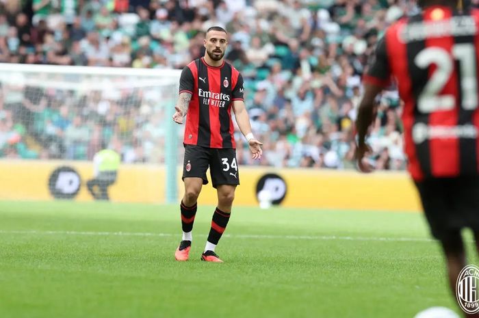 Bek anyar Milan, Mario Gella, mengalami cedera saat menjalani tes melawan Celtic, Sabtu (25/7/2026) malam WIB.
