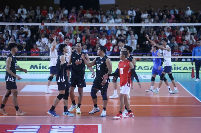 Pemain tim voli Indonesia menghadapi Vietnam pada laga semifinal SEA V Cup 2026 di Jakarta International Velodrome, Jakarta Timur, Sabtu (25/7/2026).