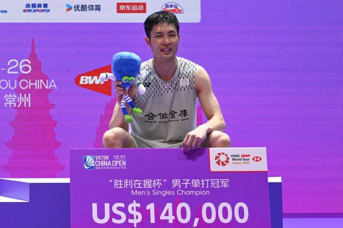 Pemain tunggal putra Taiwan Zhou Tianqin berdiri di podium setelah mengalahkan petenis Prancis Toma Junior Popov di final China Open 2026 di Changzhou, Provinsi Jiangsu, China timur, pada 26 Juli 2026.