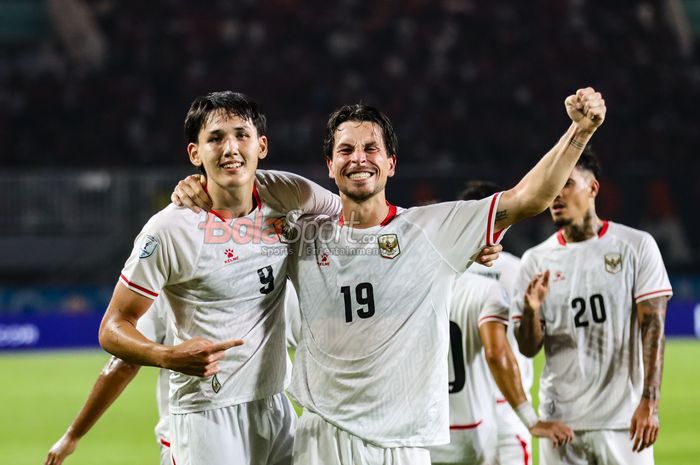 Tom Hay (kanan) dan Mitchell Baker (kiri) melakukan selebrasi saat laga babak penyisihan Piala Asia AFC 2026 antara Timnas Indonesia melawan Timnas Kamboja di Stadion Bakansari, Bogor, Jawa Barat, Senin (27/7/2026).