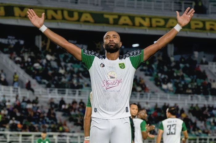 Joran Fernandes mencetak gol pada laga Persebaya vs BSMS Medan di Stadion Gelora Bung Tomo, Surabaya, Rabu (29/7/2026).