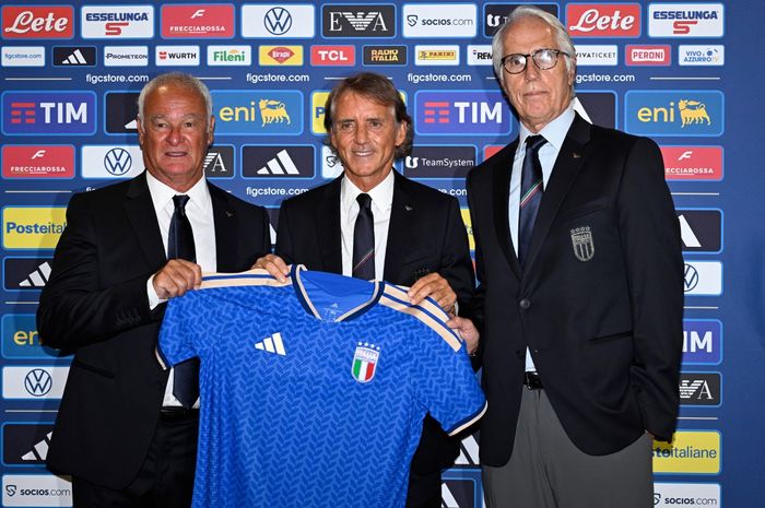 Roberto Mancini (tengah) diapit Claudio Ranieri (kiri) dan Giovanni Malago saat diperkenalkan sebagai pelatih timnas Italia pada pembukaan resmi di Roma, 29 Juli 2026.