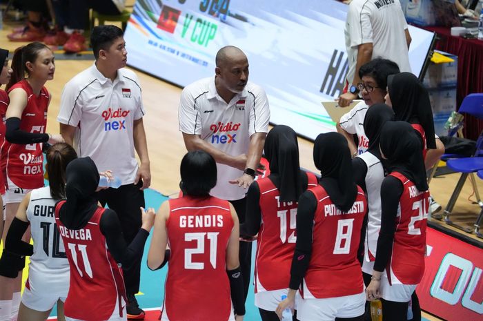 Pelatih timnas voli putri Indonesia, Marcos Sugiyama, memberikan arahan saat menghadapi Thailand pada SEA V Cup 2026 di Dong Anh Gymnasium, Hanoi, Vietnam, Jumat, 31 Juli 2026.