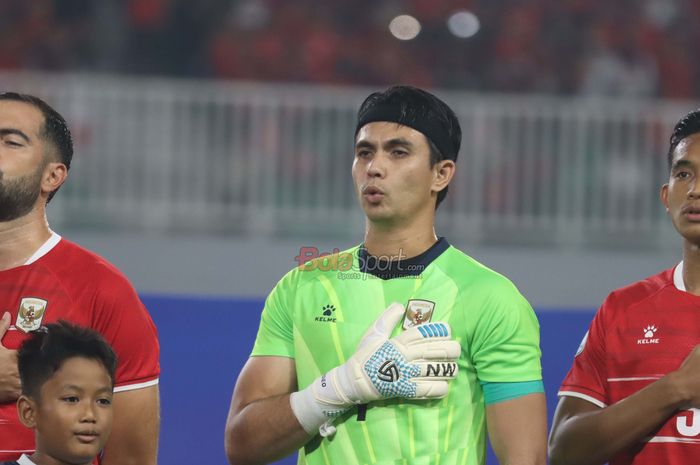 Kiper Timnas Indonesia, Nadeo Argawinata, sedang menyanyikan lagu kebangsaan jelang bertanding di Stadion Pakansari, Bogor, Jawa Barat, Senin (3/8/2026).