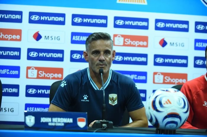 Pelatih Timnas Indonesia, John Herdman, saat memberikan pernyataan kepada awak media di Singapura, Kamis (6/8/2026).
