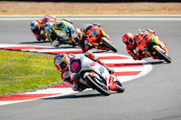 Aksi Veda Ega Pratama bersama Honda Team Asia pada hari practice Moto3 Inggris 2026, Jumat (7/8/2026)