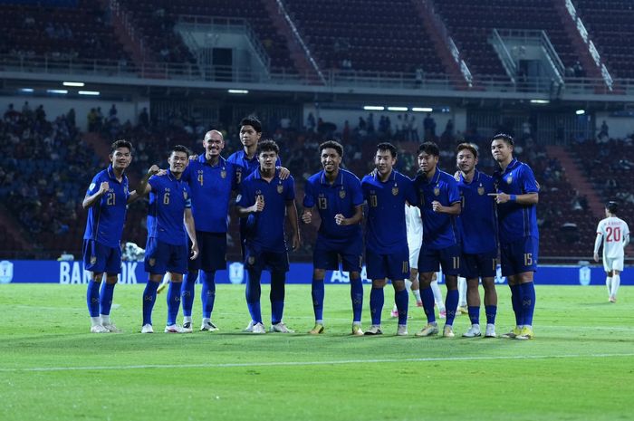 Lần đầu tiên trong lịch sử, điều này xảy ra ở bán kết 1 kì ASEAN Cup 1 Selebrasi para pemain Timnas Thailand saat menghadapi Myanmar di laga terakhir Grup B ASEAN Championship 2026.