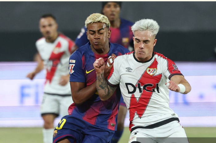 Pep Chavarria (kanan) saat berduel dengan Lamine Yamal dalam partai Liga Spanyol antara Rayo Vallecano vs Barcelona di Stadion Vallecas (31/8/2025).