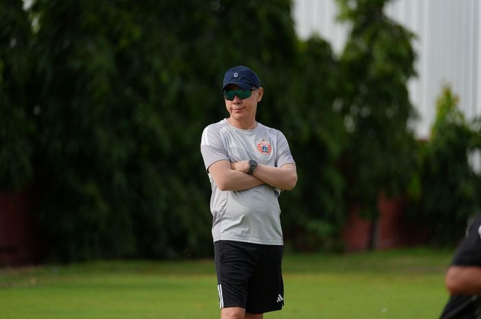Pelatih Persija Jakarta, Shin Tae-yong selama memimpin sesi latihan di Hua Hin, Thailand
