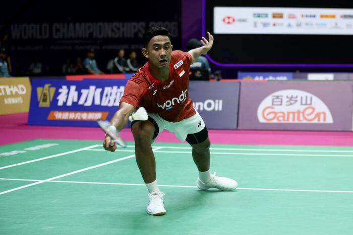 Tunggal putra Indonesia, Alwi Farhan, melakukan pengembalian dalam babak pertama Kejuaraan Dunia 2026 di New Delhi, India, 17 Agustus 2026.
