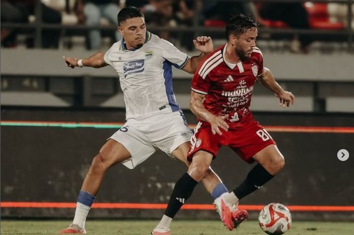 Suasana pertandingan antara Persib Bandung Vs Bali United dalam laga persahabatan bertajuk Dewata Challenge Series 2026, di Stadion Kapten I Wayan Dipta, Gianyar, Bali, Selasa (18/8/2026).