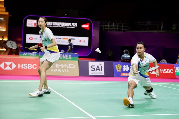 Ganda campuran Indonesia, Rehan Naufal Kusharjanto, menjangkau kok saat tampil bersama Gloria Emanuelle Widjaja dalam babak pertama Kejuaraan Dunia 2026 di New Delhi, India, 18 Agustus 2026.