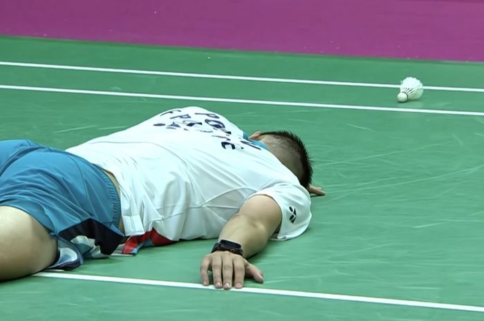 Tunggal putra Prancis, Christo Popov, terjatuh saat hendak menyelematkan shuttlecok ketika melawan Kenta Nishimoto (Jepang) pada babak 64 besar Kejuaraan Dunia 2026 di New Delhi, India, Selasa (18/8/2026).