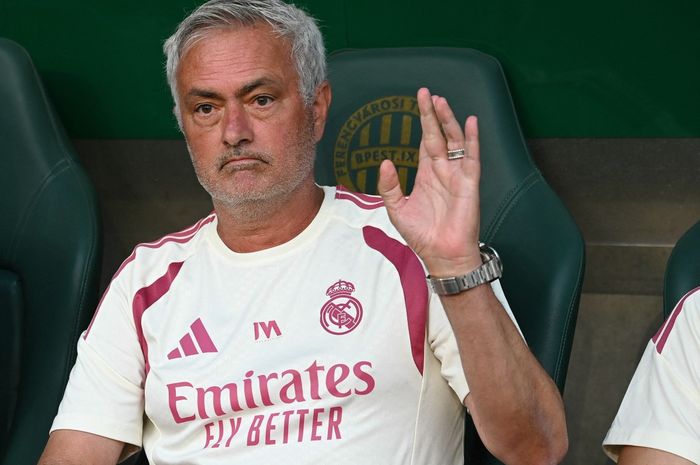 Jose Mourinho saat memimpin Real Madrid dalam laga uji coba melawan Ferencvaros di Budapest, Hungaria (8/6/2026).