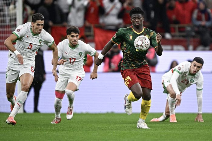 Carlos Baleba (depan) saat memperkuat Timnas Kamerun menghadapi Maroko pada laga Piala Afrika di Rabat (9/1/2026).