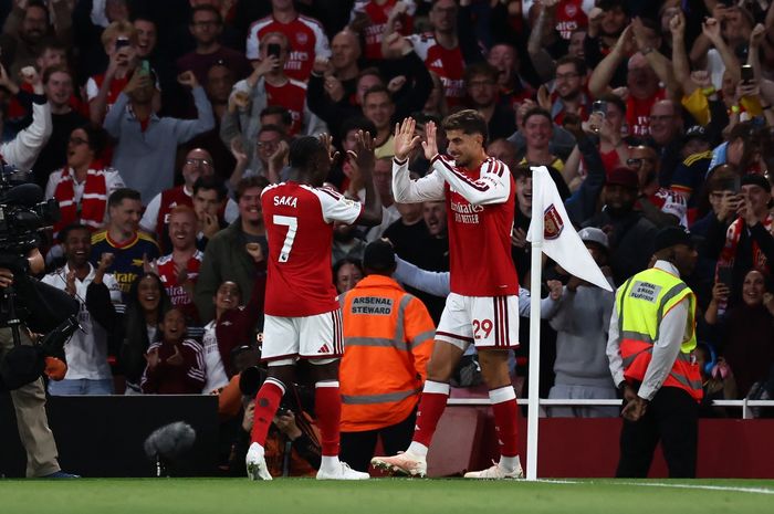 Kai Havertz (kanan) merayakan gol bersama Bukayo Saka saat Arsenal kalahkan Coventry City pada pekan perdana Liga Inggris di Stadion Emirates, London (21/8/2026).