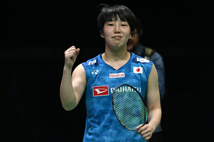 Pebulu tangkis tunggal putri Jepang, Akane Yamaguchi, berpose setelah meraih kemenangan pada semifinal Kejuaraan Dunia 2026 di Indira Gandhi Indoor Stadium, New Delhi, India, Sabtu (22/8/2026).