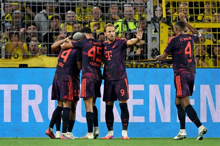 Para pemain Bayern Muenchen merayakan gol ke gawang Borussia Dortmund pada ajang Piala Super Jerman di Signal Iduna Park (22/8/2026).