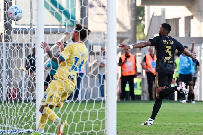 Gleison Bremer (kanan) merayakan golnya untuk Juventus ke gawang Frosinone dalam laga Liga Italia di Stadion Benito Stirpe (23/8/2026).