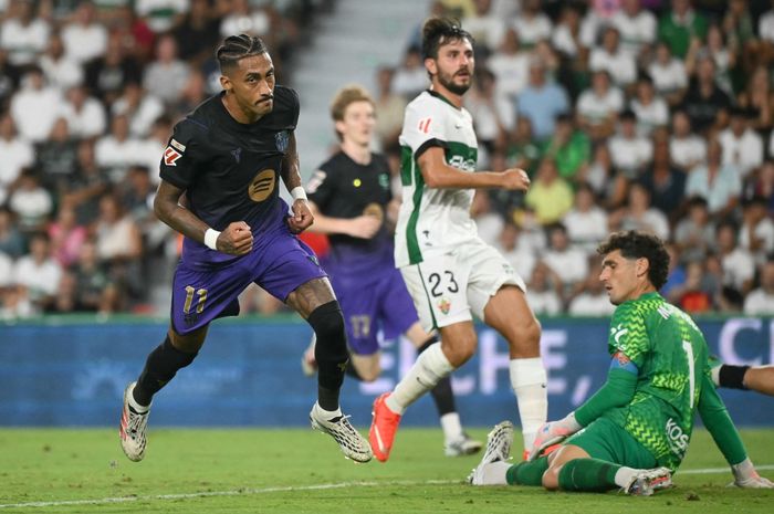 Raphinha (kiri) merayakan gol yang dicetaknya di laga Elche vs Barcelona, Senin (24/8/2026) WIB.