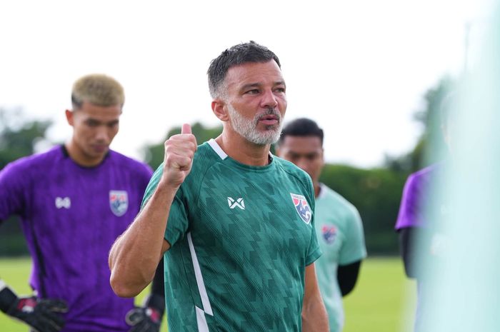 Pelatih Timnas Thailand, Anthony Hudson, memimpin sesi latihan jelang menghadapi Vietnam di leg kedua final ASEAN Championship 2026.