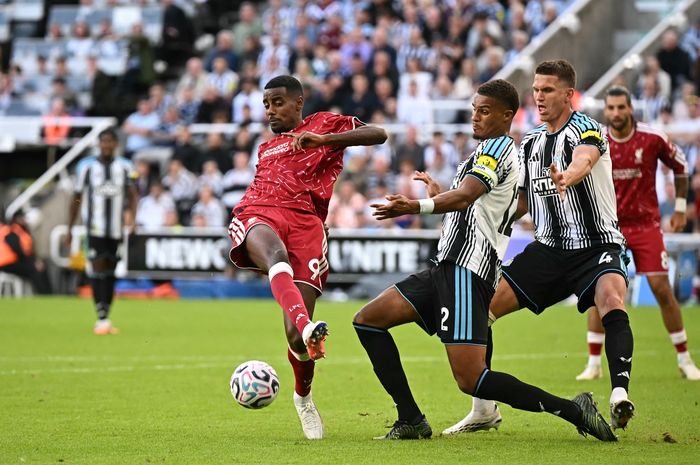 Aksi Alexander Isak (kiri) di pekan perdana Liga Inggris 2026-2027 antara Newcastle United vs Liverpool, Minggu (23/8/2026) WIB.