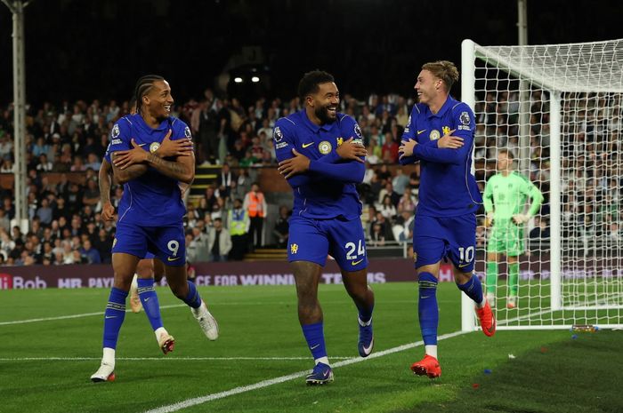 Selebrasi Cole Palmer (kanan) bersama Joao Pedro dan Reece James usai mencetak gol ketiga bagi Chelsea dalam kemenangan 3-2 atas Fulham pada pekan pertama Liga Inggris 2026-2027.