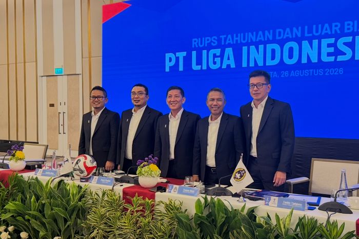 Direktur Utama I.League, Ferry Paulus (tengah) dan Komisaris Utama I.League, Yunus Nusi (tengah) serta jajaran sedang foto bersama seusai sesi jumpa pers di Hotel The Saint Regis, Kuningan, Jakarta, Rabu (26/6/2026).
