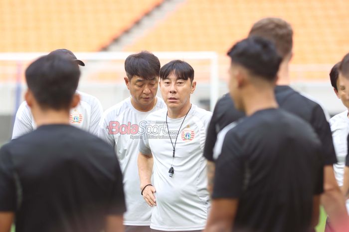 Pelatih Persija Jakarta, Shin Tae-yong, sedang memantau para pemainnya berlatih di Jakarta Internasional Stadium (JIS), Jakarta Utara, Jumat (28/8/2026).