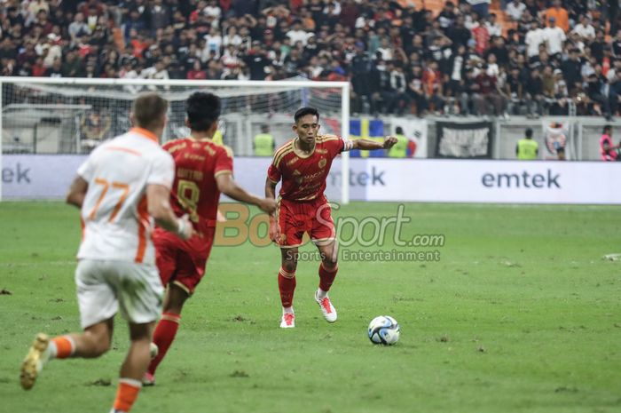 Rizky Ridho (tengah) sedang menguasai bola saat bertanding dalam laga uji coba Persija Jakarta versus Brisbane Roar di Jakarta International Stadium (JIS), Jakarta Utara, Sabtu (29/8/2026).