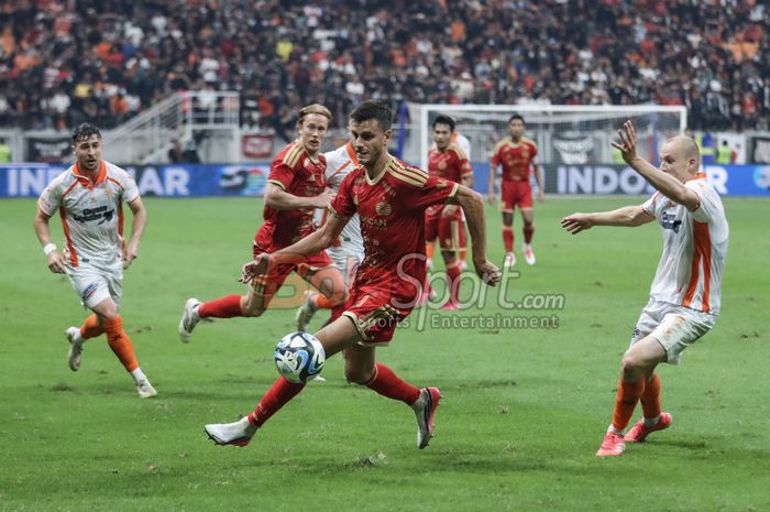 Alex Thomas Jeremejeff (tengah) sedang menguasai bola saat bertanding dalam laga uji coba Persija Jakarta versus Brisbane Roar di Jakarta International Stadium (JIS), Jakarta Utara, Sabtu (29/8/2026).