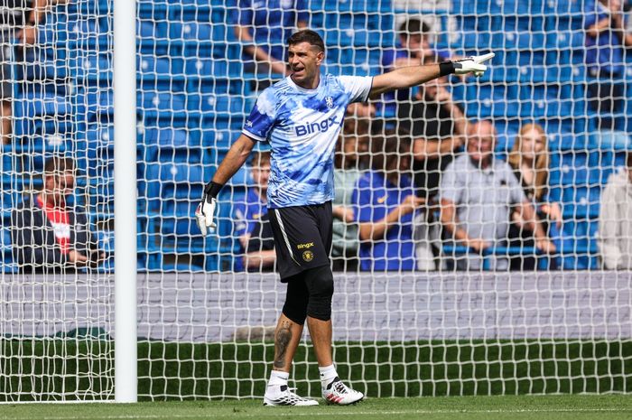 Emiliano Martinez diresmikan sebagai pemain baru Chelsea dan langsung jadi starter menghadapi Brighton pada duel Liga Inggris di Stamford Bridge (30/8/2026).