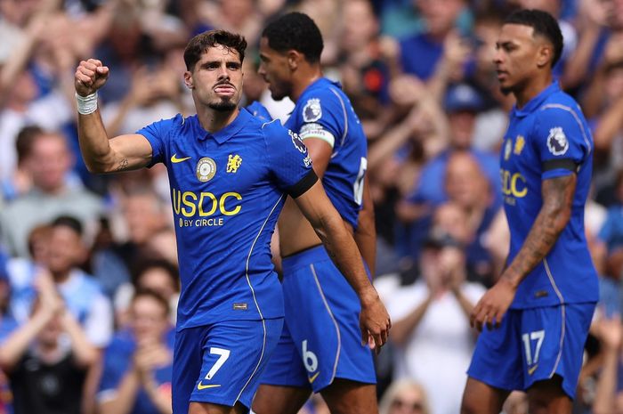 Pedro Neto (kiri) merayakan golnya di laga Chelsea vs Brighton pada pekan kedua Liga Inggris 2026-2027, Minggu (30/8/2026) WIB.