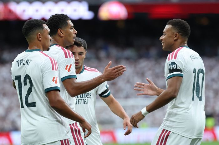 Jude Bellingham (dua dari kiri) tampil cemerlang saat Real Madrid menang 4-0 atas Malaga di pekan ketiga Liga Spanyol 2026-2027, Minggu (30/8/2026) WIB.