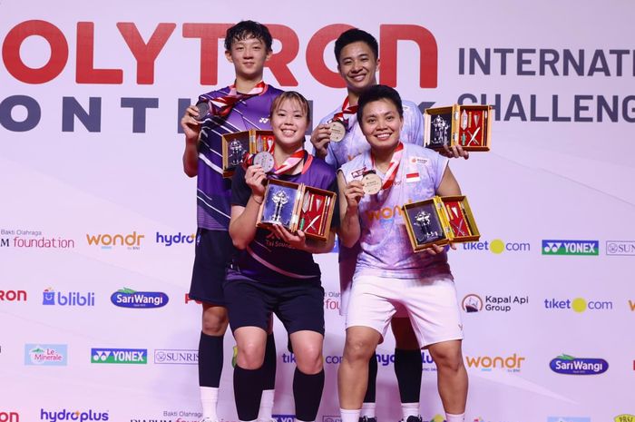 Dejan Ferdinansyah/Apriyani Rahayu (kanan) berdiri di podium juara ganda campuran pada Pontianak International Challenge 2026 di GOR Terpadu Ahmad Yani, Pontianak, Kalimantan Barat, Minggu (30/8/2026).