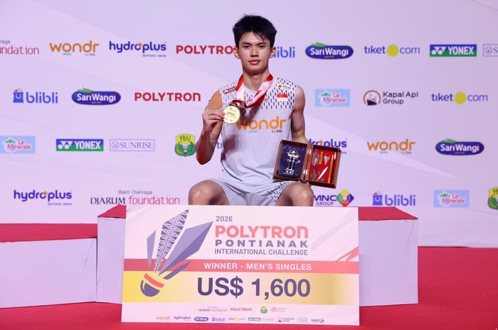 Richie Duta Richardo berpose di podium juara tunggal putra pada Pontianak International Challenge 2026, Minggu (30/8/2026).