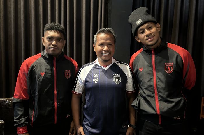 Pelatih Persipura, Andri Ramawi, bersama dua pemainnya Jeam Kelly Sroyer dan Yeremia Merauje. 