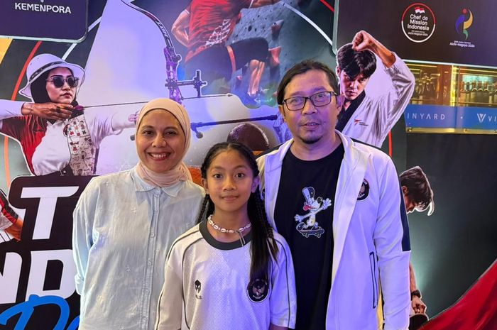 (Tengah) Atlet skateboard Indonesia, Mikhayla Shanum Caya, menjadi atlet termuda Indonesia yang akan berlaga di Asian Games 2026.