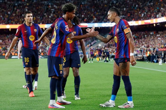 Winger Barcelona, Raphinha (kanan), menjebol gawang Rayo Vallecano pada lanjutan Liga Spanyol 2026-2027.