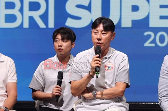 Pelatih Persija Jakarta, Shin Tae-yong (kanan) dan sang penerjemah bernama Jeong Seok-seo alias Jeje (kiri) saat hadir dalam sesi jumpa pers di Jakarta pada 1 September 2026.