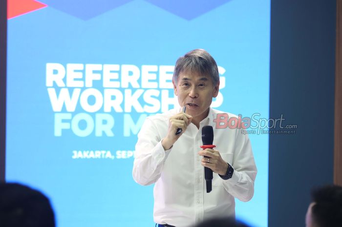 Ketua Komite Wasit PSSI, Yoshimi Ogawa, sedang memberikan informasi dalam acara bertajuk Referee Workshop for Media di Kantor I.League, Sudirman, Jakarta, Kamis (3/9/2026).