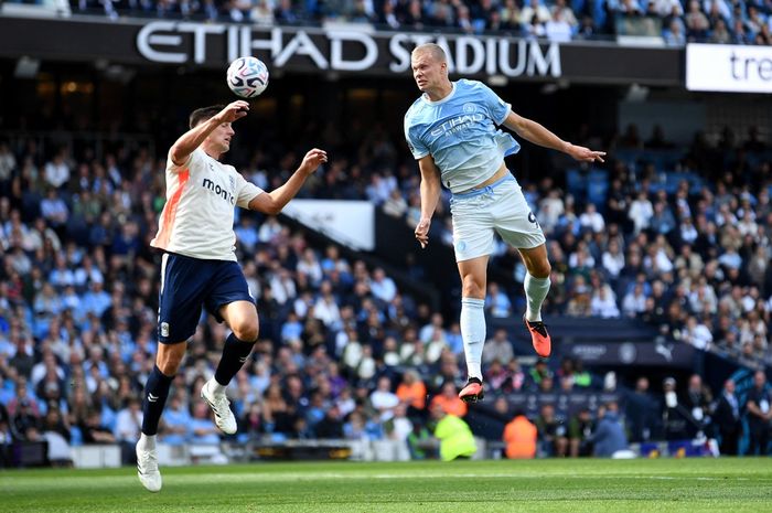 Penyerang Man City, Erling Haaland, mencetak gol ke gawang Coventry City via sundulan kepala di Etihad Stadium.