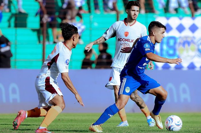 Ezequiel Vidal (biru) menguasai bola dalam laga PSIM Jogja vs Persita Tangerang pada laga pertama Super League 2026/27, Sabtu (4/9/2026). 