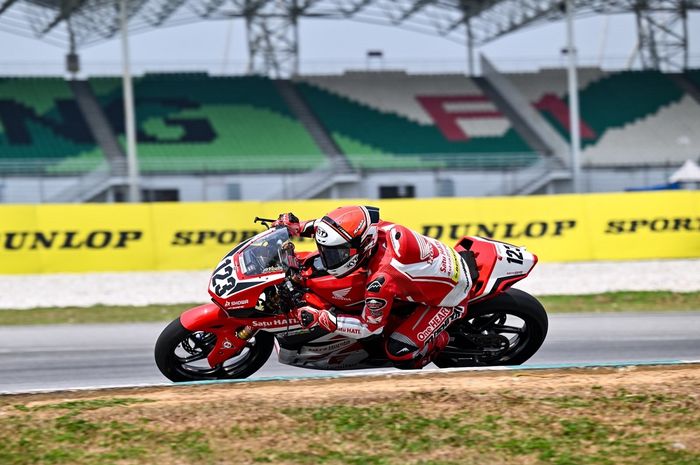Pembalap Astra Honda Racing Team, Rheza Danica Ahrens, meraih podium ketiga dalam balapan pertama kelas AP250 di putaran kelima Idemitsu FIM Asia Road Racing Championship (AARC) 2026, Sabtu (5/9/2026) di Sirkuit Sepang.