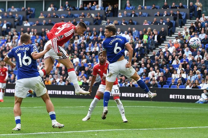 Everton sukses memaksa Man United memungut 1 poin setelah pemain buangan Arsenal, Ainsley Maitland-Niles mencetak gol telat yang menyamakan skor menjadi 2-2.
