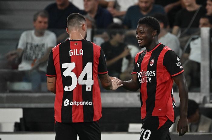 Alphadjo Cisse (kanan) merayakan gol untuk AC Milan ke gawang Juventus pada laga Liga Italia di Stadion Allianz Turin (6/9/2026).