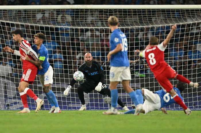 Gelandang sekaligus kapten Arsenal, Martin Odegaard, mencetak gol ke gawang Napoli pada laga perdana di Liga Champions 2026-2027.