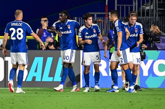Para pemain Como 1907 merayakan gol Maximo Perrone ke gawang RB Leipzig pada laga Liga Champions di Stadion Giuseppe Sinigaglia (10/9/2026).