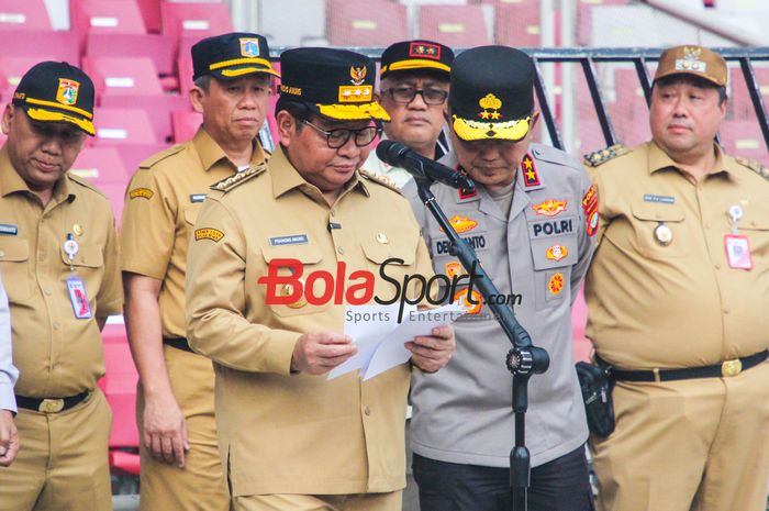 Gubernur Jakarta, Pramono Anung (Tengah) hadir di Stadion Utama Gelora Bung Karno, Jakarta, Jumat (11/9/2026)